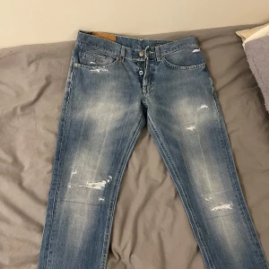 Dondup George jeans - Säljer dessa snygga dondup George jeans i storlek W31. Hör av er om ni har fler frågor, pris kan diskuteras.