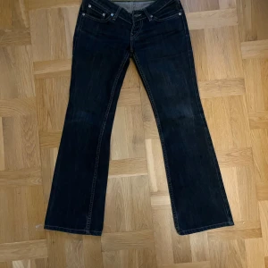 Levi jeans - Begagnade jeans som är tyvärr för små, skicka om du har några frågor!💗   Midjemått:37 cm Innerbenslängd: 71 cm  Ytterbenslängd: 93 cm 