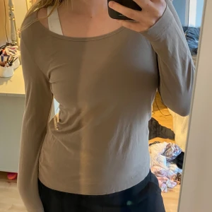 Topp - Långärmad topp i fin beige/brun färg.