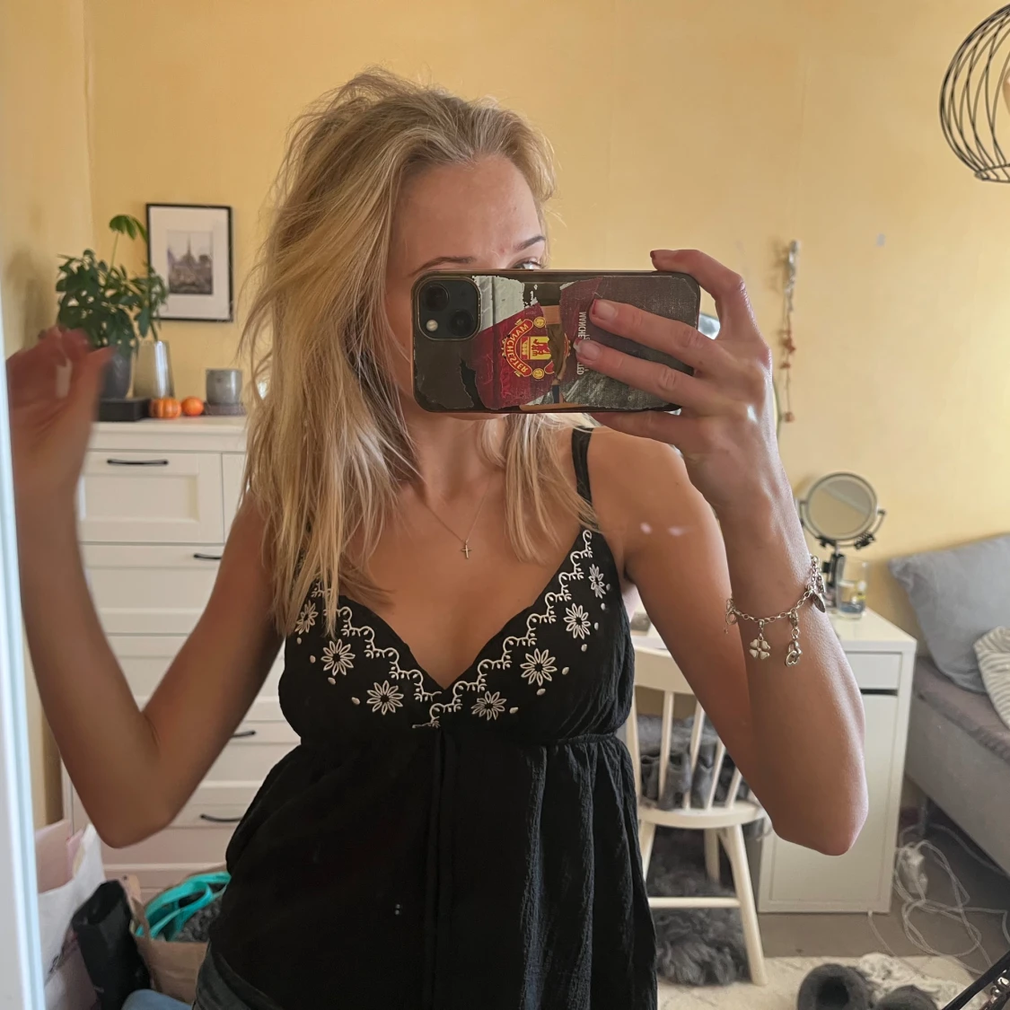 Svart linne med broderade blommor