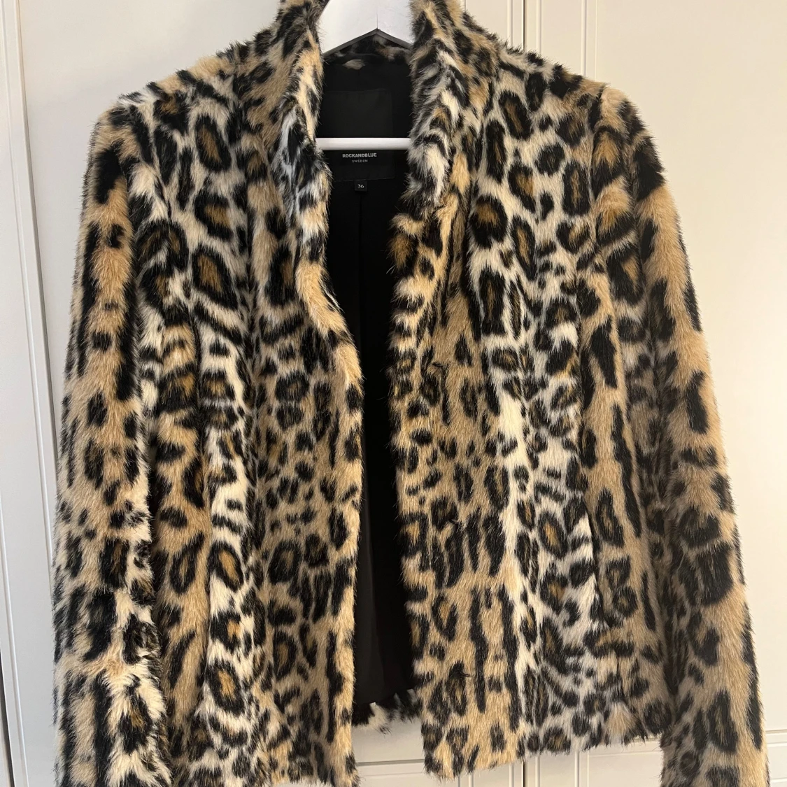 Leopardmönstrad pälsjacka