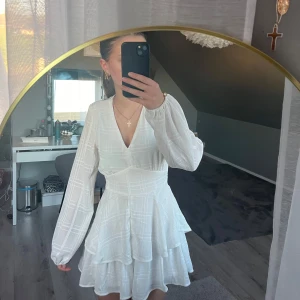 Söt byxklänning - Jätte söt klänning som knappt är använd. Det är shorts inbyggda i klänningen men sen ut som en klänning🎀