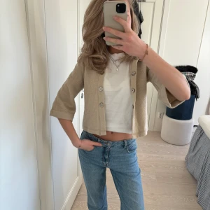 Trekvartsärmad kofta - Trekvartsärmad kofta💕💕 sparsamt använd 