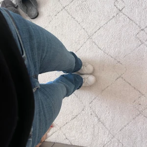 Blå bootcut jeans - Lågmidjade bootcut jeans från vero Moda😁 Innerbenslängd 80 midja 35😁😁💓