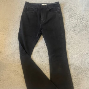 Stradivarius bootcut jeans - Helt nya och oanvända bootcut jeans från stradivarius. I storlek L men passar även M! 💕