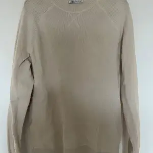 Säljer en stilren beige tröja från Zara i ribbat material. Perfekt för både höst och vår med sin mjuka och bekväma passform. Tröjan har långa ärmar och en enkel design som funkar till alla tillfällen.