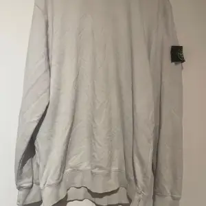 Säljer en vit sweatshirt från Stone Island. Lite slitage på ärmen, men annars i bra skick. Billigare vid snabbaffär. Fler bilder kan fixas om önskas, QR-kod funkar. XL men sitter som en L 