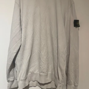 Vit sweatshirt från Stone Island - Säljer en vit sweatshirt från Stone Island. Lite slitage på ärmen, men annars i bra skick. Billigare vid snabbaffär. Fler bilder kan fixas om önskas, QR-kod funkar. XL men sitter som en L 