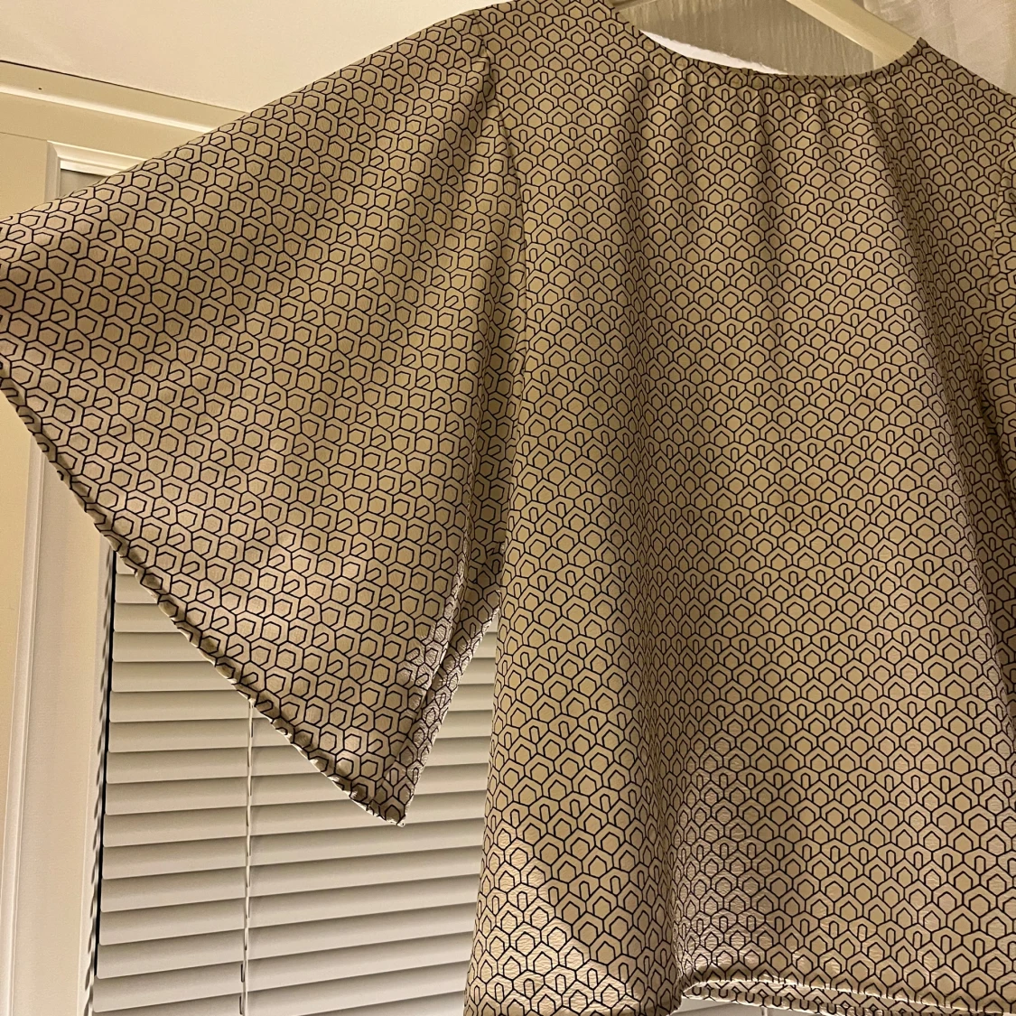 Mönstrad blus med vida ärmar - 90