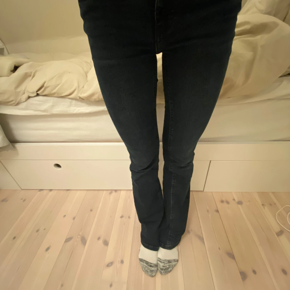 Mörkblåa bootcut jeans  - 90