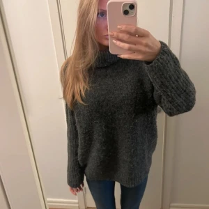 svart tjocktröja - en tjocktröja från zara med crewneck, man kan vika ner den som i bilden. jätte bra kvalite har typ aldrig använts. perfekt för hösten och passar till allt. (inte mina bilder) 