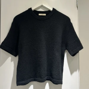 Stickad gina trocot tröja - Kortärmad stickad gina tricot tröja. Använt 2 gånger. Skriv för mer information.