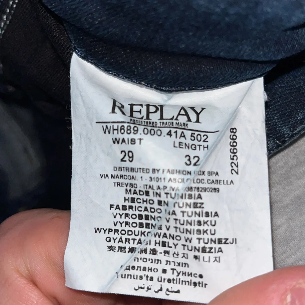 Säljer Replay jeans som är riktigt snygga, säljer dem pga av att dem var för små, dem är helt oanvända så dem är helt nya, kontakta mig om du har några frågor eller funderingar (priset kan diskuteras för en snabb affär)🫡. Jeans & Byxor.