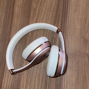 Beats solo 3 - Beats Solo 3 hörlurar i färgen Rose Gold. Finns online för ca 2000-3000 kr. Kuddarna är slitna, men finns online för billig peng och kan bytas ut, i övrigt är hörlurarna som de ska.