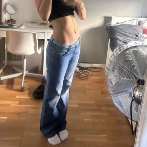Blåa Low waist jeans - bra skick som om de vore nya!  för referens är jag 167 cm lång, använder mig vanligtvis av storlek S, midjemått: 70 cm och höfterna: 90cm! 