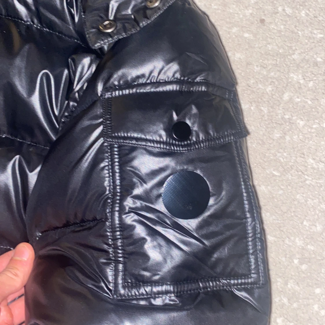 Svart pufferjacka med huva - 90