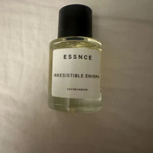 Essnce parfym 50 ml - Parfym från essnce i 50 ml som jag fick i present men inte föll mig i smaken på doften. Detta är parfym som luktar väldigt likt Prada pardoxe. Inte använd så många gånger. Nypris 360kr Kan tänka mig att sälja den för mindre :)
