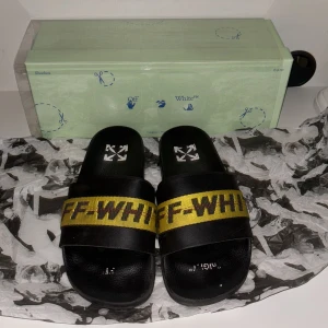 Off White tofflor - Off white tofflor Allt og Använt skick  Äkthetsbevis finns i de två sista bilderna In och köp!!