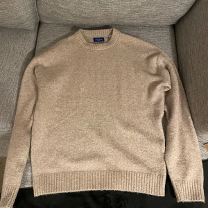 Stickad tröja - En beige stickad tröja i ull från Jack & Jones. Den är väldigt varm och go vilket för så att den passar perfekt till vintern som kommer. 