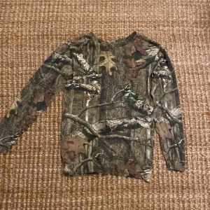 Camo longsleeve - Långärmad camouflage tröja, bra skick och härlig passform🧌