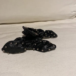 Tvilling Scrunchies  - De har aldrig använts men har lite skråma på en detalj.