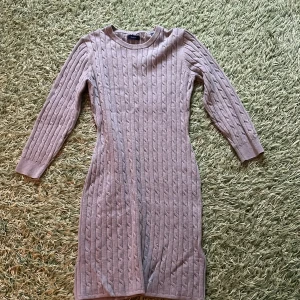 Beige stickad klänning från Gant - Säljer en superfin beige stickad klänning från Gant i storlek M. Den har ett snyggt kabelstickat mönster och långa ärmar, perfekt för höst och vinter. Klänningen är både stilren och bekväm, idealisk för kyligare dagar. 🧶✨ Säljer då den inte kommer till användning, använd ca. 3 gånger. Köpt för 800 kr