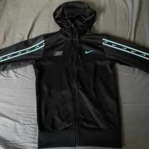 Nike hoodie (herr) i storlek XS. Aldrig använd, helt ny.  Färg: black/baltic blue/white.