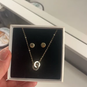 Elegant halsband och örhängen i guld - Från snö och Sweden. Säljer ett stilrent set med halsband och örhängen i guld. Halsbandet har en fin kedja med en cirkelformad hängsmycke, och örhängena matchar perfekt med sin enkla design. Perfekt för både vardag och fest! ✨