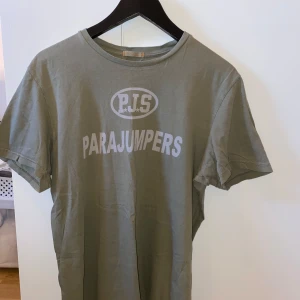 Grön t-shirt från Parajumpers - Säljer en grön t-shirt från Parajumpers i bra skick. Använt den främst som sovtröja, väldigt skön. 