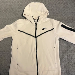 Vit nike tech fleece - Vit Nike tech fleece i mycket bra skick. Säljer eftersom den inte används. Använd ett fåtal gånger. Extremt svår att få tag i till detta pris.