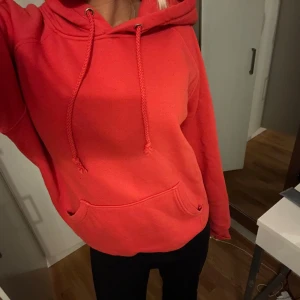 Röd hoodie - Jätte fin röd hoodie i str S/M 