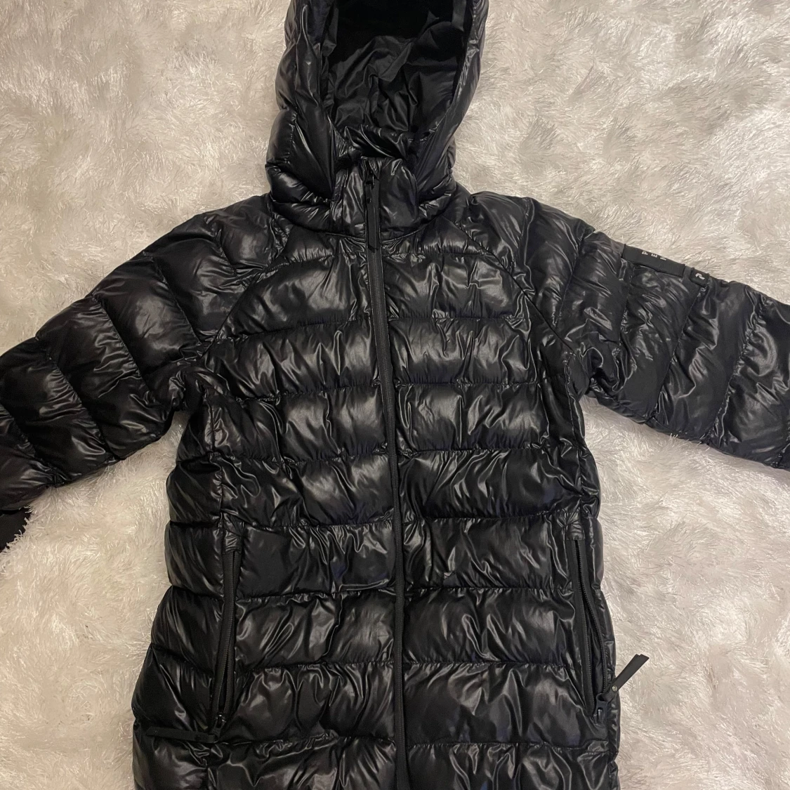 Svart glansig dunjacka från Peak Performance