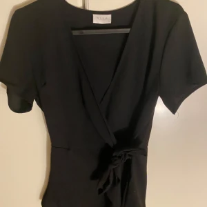 Svart omlottröja från VILA - …