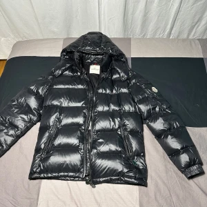 Moncler Maya - Säljer en moncler maya då den var för liten för mig, den är storlek M och i jättebra skick.