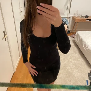 Svart klänning - En suuuperfin svart klänning från lager 157, använd några gånger men ser typ ut som ny 💕 (Köparen står för frakten)