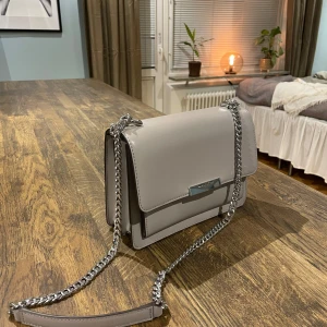 Michael Kors väska - Nyskick, aldrig använd, lappen kvar. Anledning till försäljning är för att den aldrig används och är för dyr att låta ligga. Köpt för 2995kr men säljer för 2000kr, priset kan sänkas vid snabbt köp.