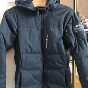 jacka från Sail Racing - Säljer en mörkblå jacka från Sail Racing i mycket bra skick. Använd under 1 säsong.