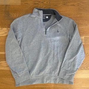 Ralph lauren half zip  - En snygg, grå halfzip från Ralph lauren. Plagget är såklart äkta och har inga hål eller skavanker. DM:a vid fler frågor eller funderingar. 