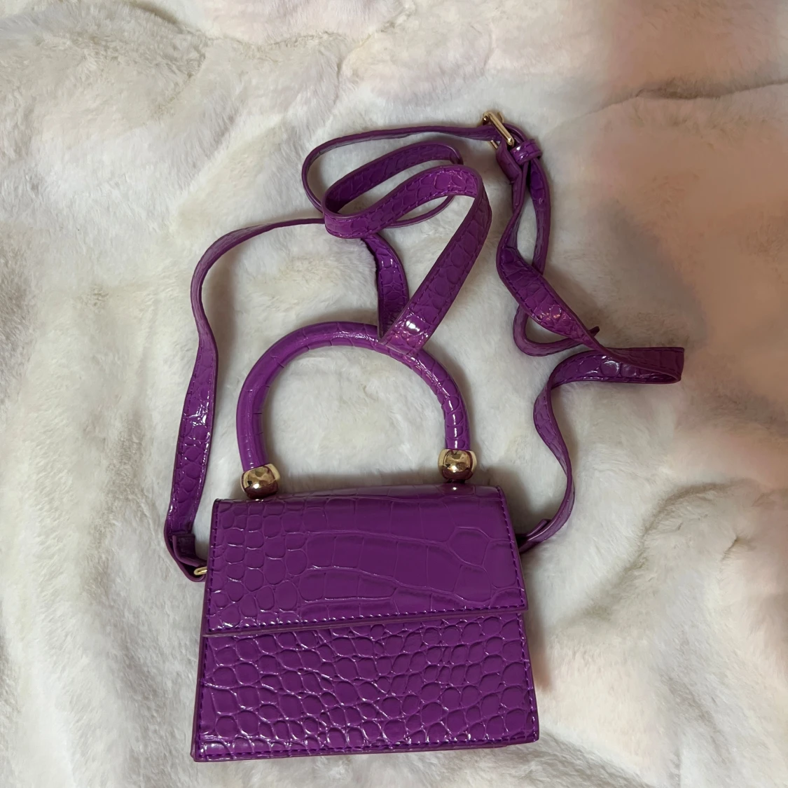 Lila axelväska med krokodilmönster - 90