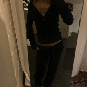 Vintage Juicy Couture Set - Säljer detta set pga att det inte används, har använt byxorna ett fåtal gånger men aldrig överdelen, setet är i väldigt bra skick, köpt secondhand. Överdel är i S och underdel XS. Mörkblå, pris inte hugget i sten, skriv priv för fler bilder