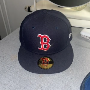 New Era Boston Keps - Säljer denna över feta New Era Boston Kepsen för ett tvär bra pris!🤙🏼 Den är köpt för 499:- och oanvänd så alltså nyskick!! Pris kan självklart diskuteras och ifall du har minsta lilla fundering, hör av dig!!!