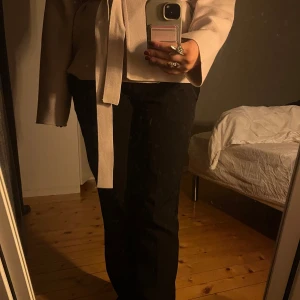 Lågmidjade kostymbyxor - Kostymbyxor från bikbok som inte kommer till användning men ett jätte fint plagg som passar till allt 🖤 pris kan diskuteras i snabb affär