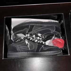 Travis scott jordan 1s phantom - säljer mina jordans eftersom de inte passar mig som jag ville att de skulle. Bra skick och använt runt 6 gånger totalt. Lådan kommer med 2 andra skosnören