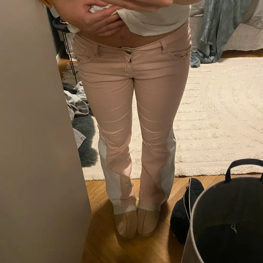 Säljer dessa rosa jeans då dom inte kommer till andvändning. Dom är lågmidjade och rosa med vit utsyning. Midjemått:37cm rakt över och dom är bra i längden på mig som är 163cm. Kommer inte skicka fler bilder eller mått. Dom är lite uppsprätta nere🥰. Jeans & Byxor.