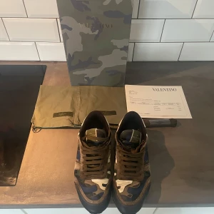 Valentino Rockrunners - Tjena!Säljer ett par snygga Valentino Rockrunner med färg (Grön, brunt, vit och blå). Skorna är i mycket bra skick och kommer med originalförpackning och dustbag samt skosnören och brev. Mitt pris 2200kr. Hör av vid funderingar🙌🙌