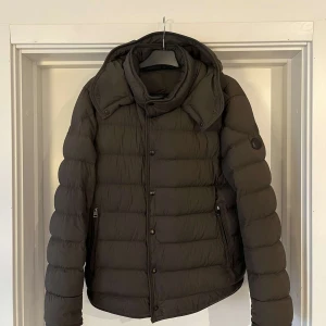 Moncler Nazaire - Skick 8/10 Storlek:4 Färg: khaki  Nypris över 12k