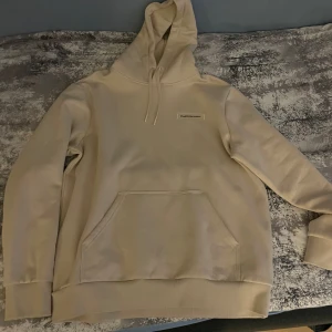 Peak performance hoodie - Storlek L på den Den är helt ny , och nytvättad fick den k present men är för stor på mig 