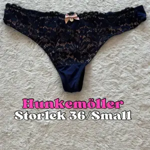 Jättefina blå/rosa trosor i spets ifrån Hunkemöller i storlek 36/Small. Helt nya och oanvända. 💕Snabb leverans. 🚚 Lämna jättegärna ett omdöme. 🥰🙏🏻 Kostade runt 169kr i butik. 