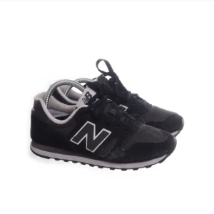New Balance skor - Sneakers från New Balance, skorna är använda lite till och från men är i gott skick. Jag säljer pågrund av att dem är för små