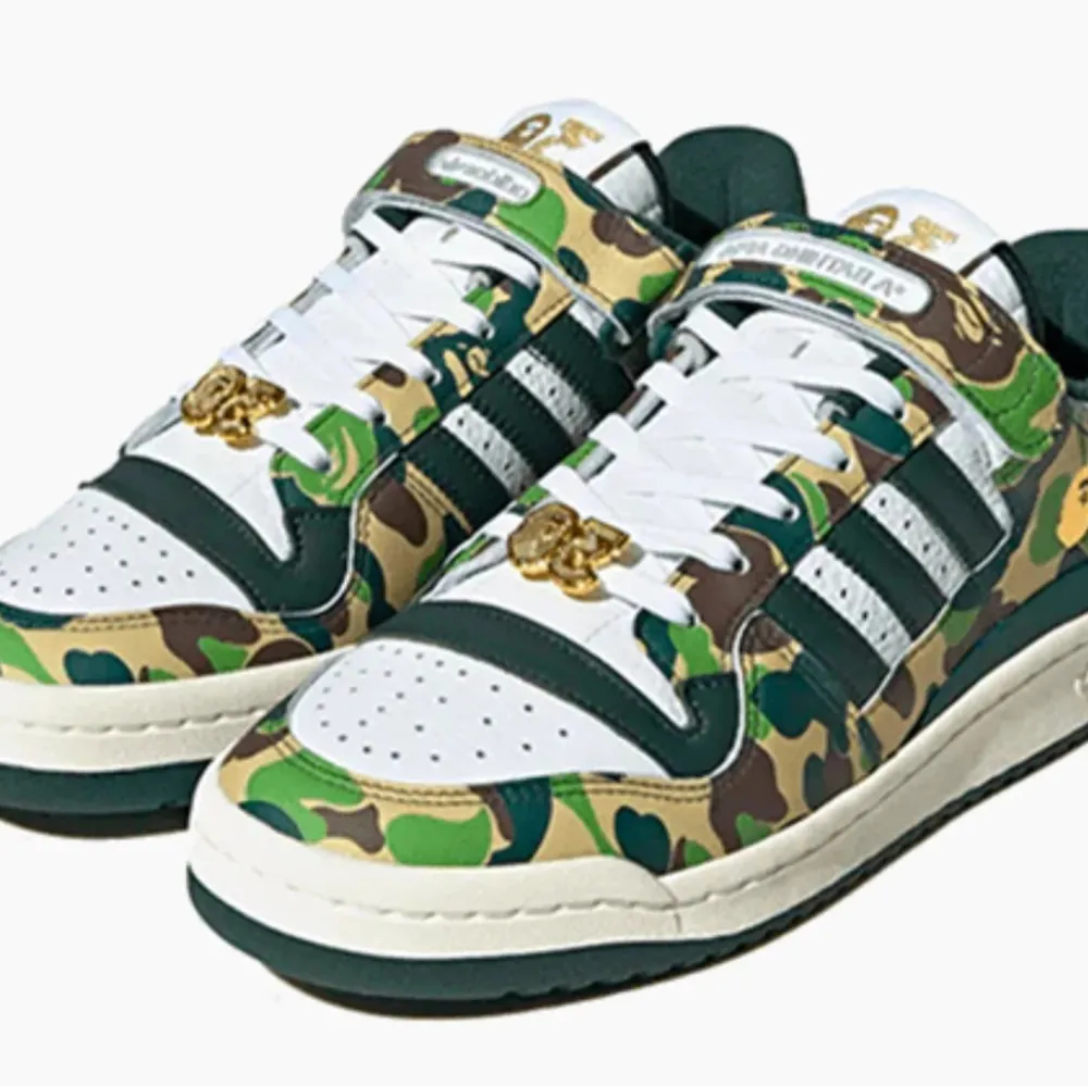 Snygga Adidas sneakers i camouflage-mönster med gröna och bruna nyanser. De har vita snören och de klassiska tre ränderna i svart. Perfekta för en cool och avslappnad stil. Skorna har en robust sula och är i mycket bra skick.. Skor.